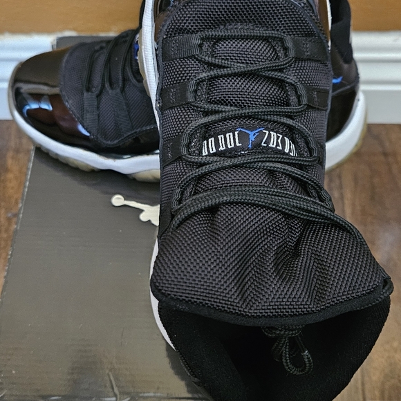 AIR JORDAN RETRO 11S - Picture 2 of 4
